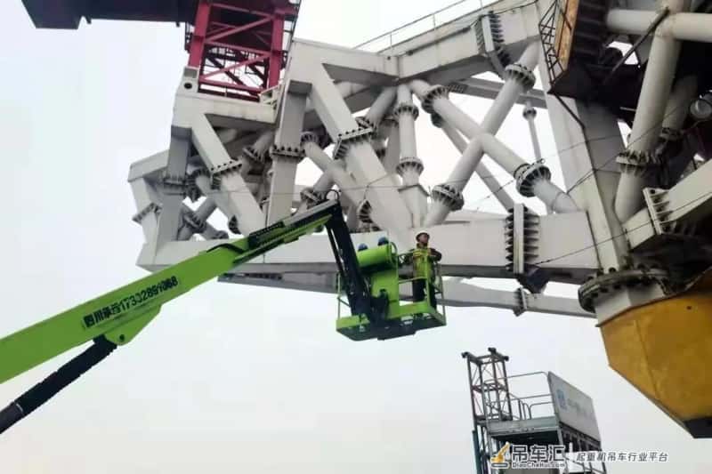 凌空展翅伸绿臂 中联重科智能高机ZA20JE“飞上”成都第一高楼