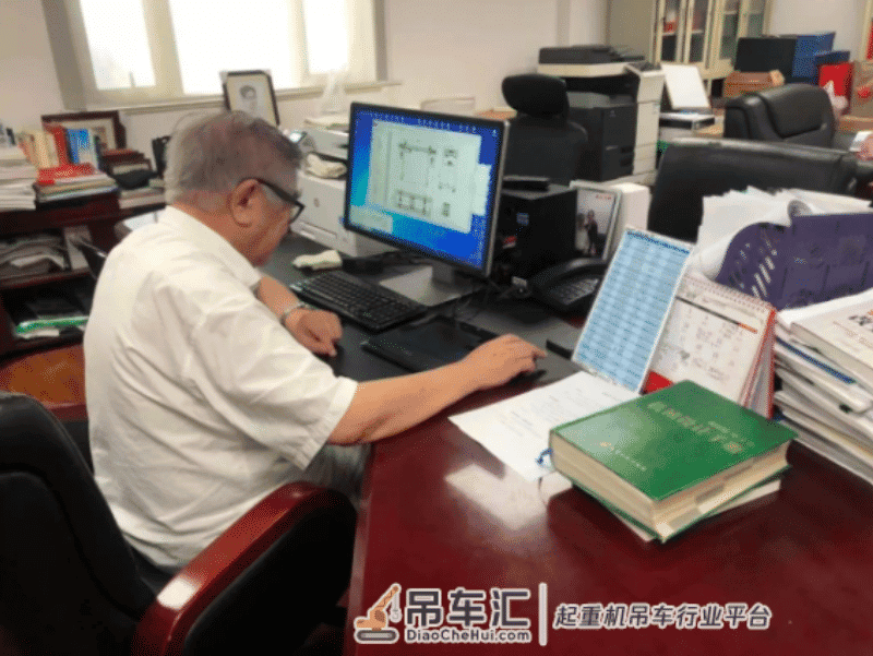 垄断全球90%市场,“徒手”提起钻井平台,中国龙门吊厉害在哪里