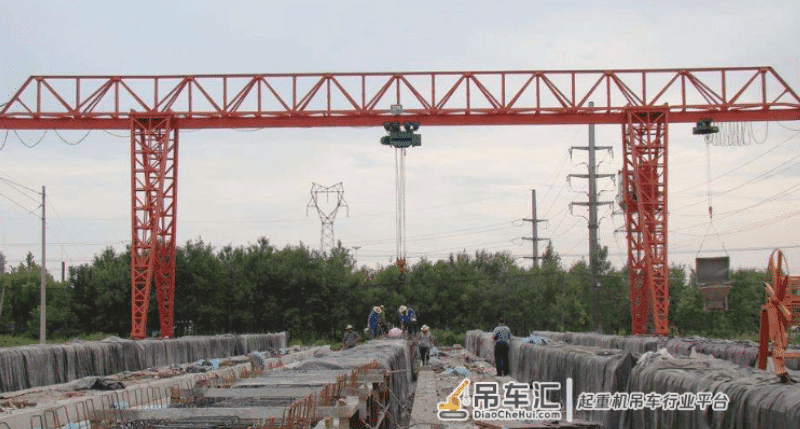 龙门吊在装卸物料时应注意什么？