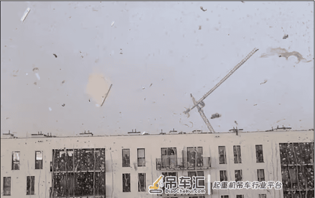 飓风来袭致巨大起重机倾覆，两名波兰建筑工人被压死