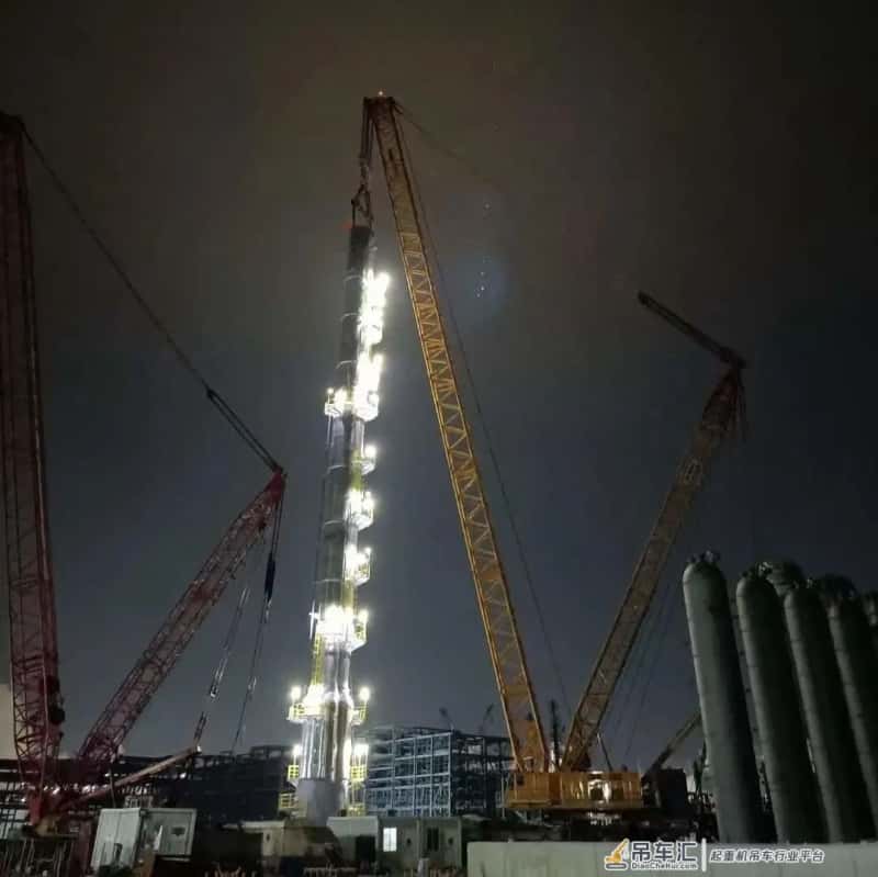2000吨履带吊主吊,浙石化二期苯乙烯装置74.1m第一萃取塔就位