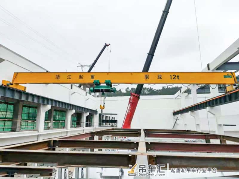 单梁起重机：比双梁起重机净重更轻，占地少