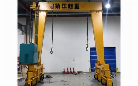 简易龙门吊如何在平稳的工作场所移动？