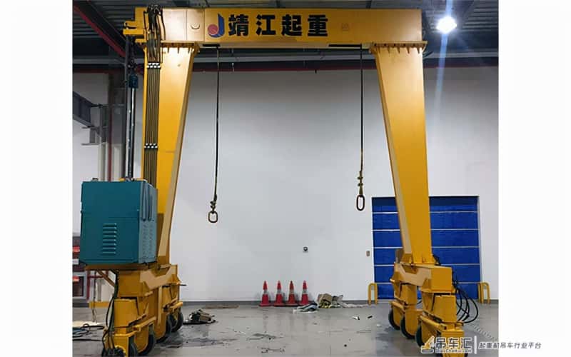简易龙门吊如何在平稳的工作场所移动？