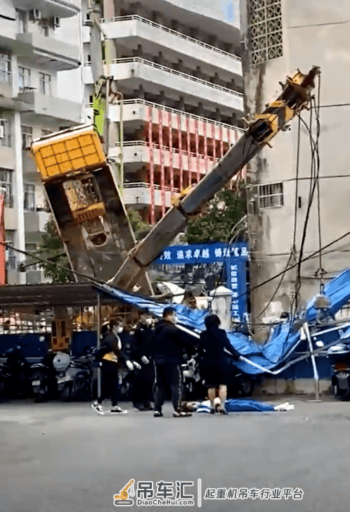 突发!广西一工地吊车作业时不慎倒塌,两名过路学生被砸!