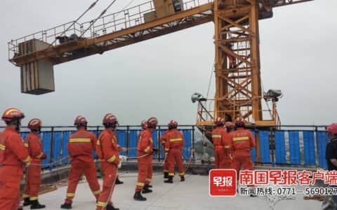 贺州一工地百米高塔吊拆除时突然倾斜，消防员紧急救援