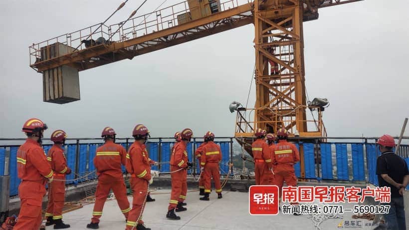 贺州一工地百米高塔吊拆除时突然倾斜，消防员紧急救援