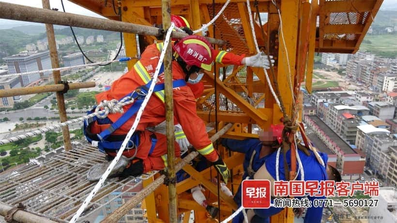 贺州一工地百米高塔吊拆除时突然倾斜,消防员紧急救援