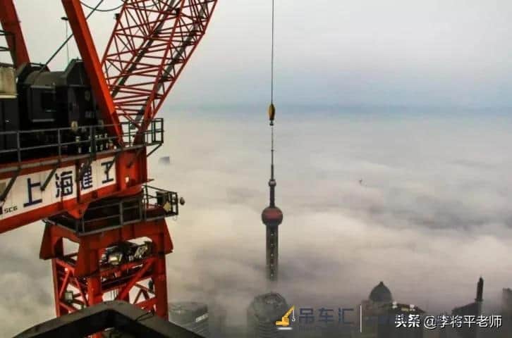 兰州塔吊事故致3死,开塔吊是怎样体验,为何废弃工地塔吊不拆?