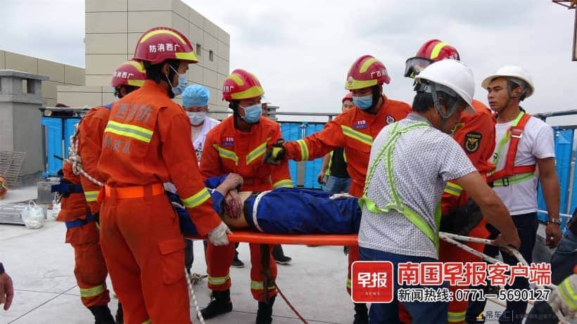贺州一工地百米高塔吊拆除时突然倾斜,消防员紧急救援