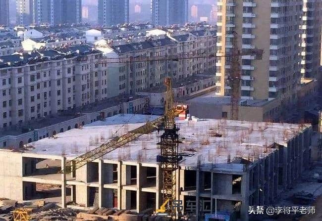 兰州塔吊事故致3死,开塔吊是怎样体验,为何废弃工地塔吊不拆?