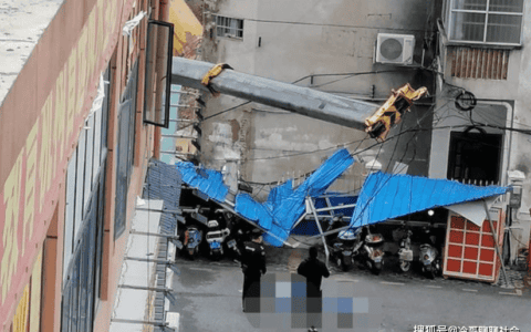 痛心！广西钦州一吊车倾覆致两名中学生1死1伤，现场画面曝光