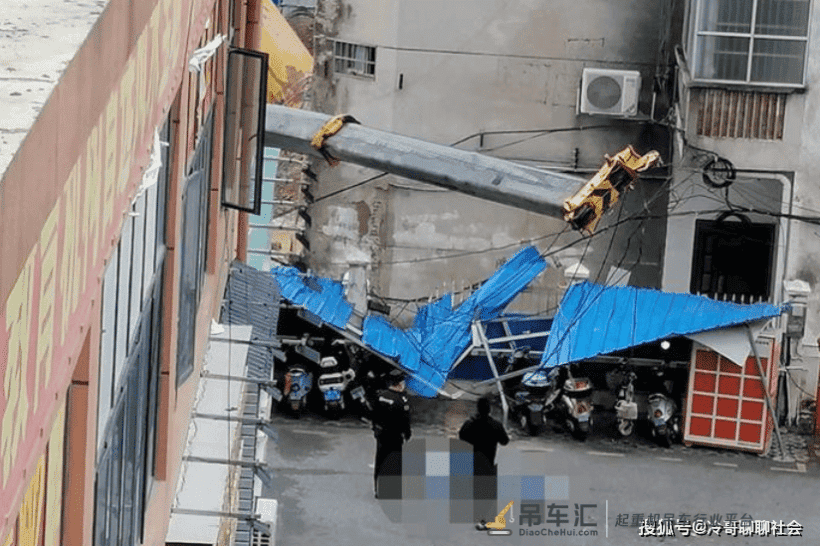 痛心！广西钦州一吊车倾覆致两名中学生1死1伤，现场画面曝光