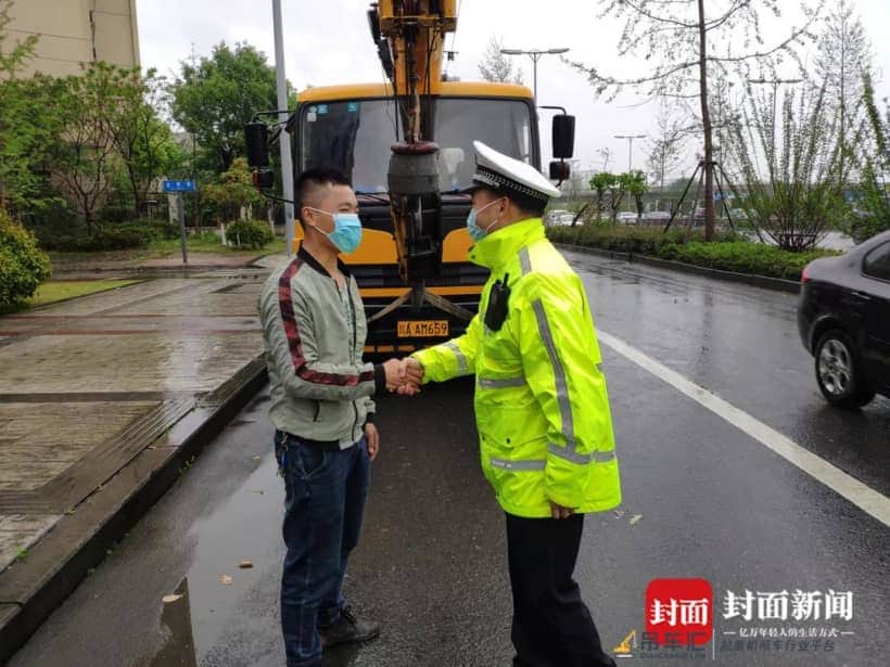 点赞!大树倒下阻塞交通 路过吊车师傅协助民警及时消除隐患