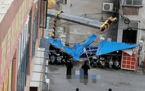 吊车倾覆致路过中学生1死1伤，钦州市住建局：全市建筑停工开展安全隐患排查