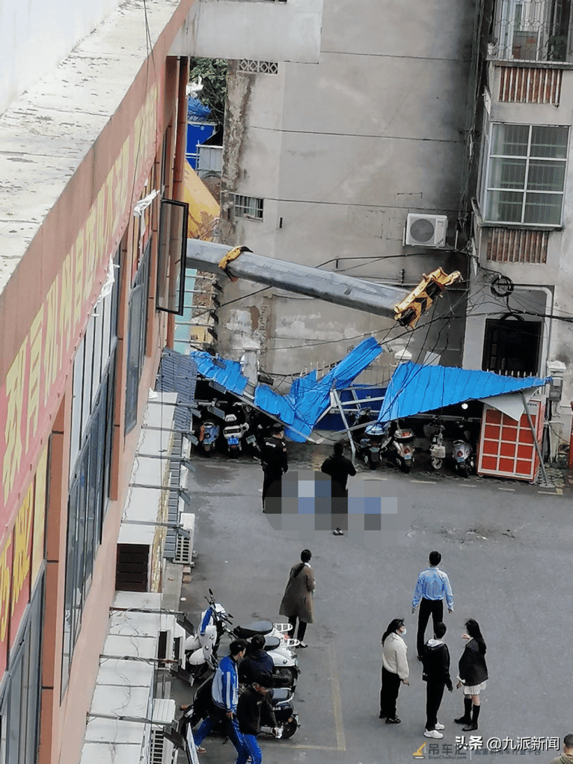 吊车倾覆致路过中学生1死1伤，钦州市住建局：全市建筑停工开展安全隐患排查