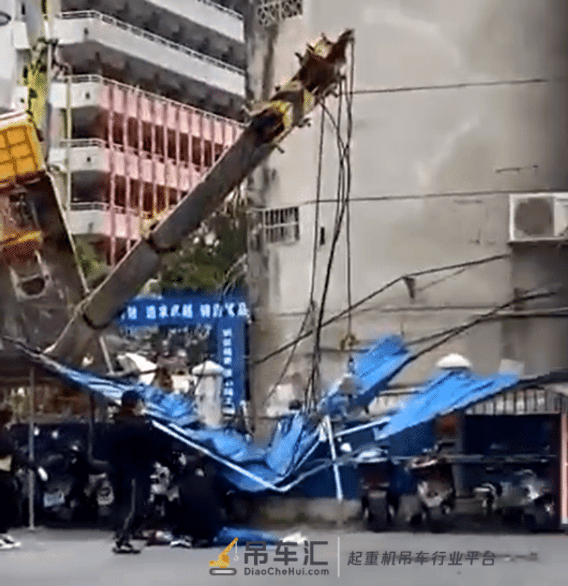 广西一中学吊车倒塌致2名学生受伤,目击者:中午放学时发生