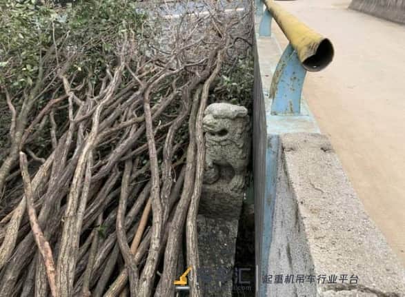康熙年间文物!两男子用吊车偷走一对石狮子做装饰,法院判了