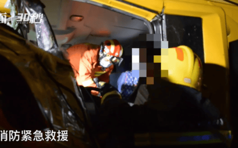 雨天路滑 起重吊车追尾半挂车司机被困 消防紧急救援