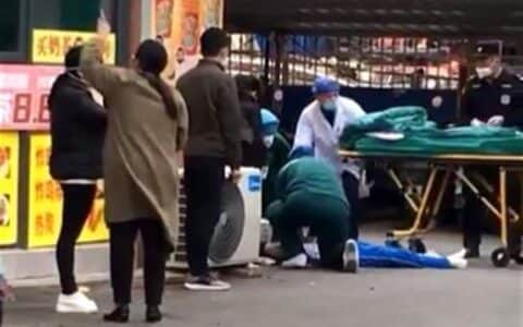 广西钦州一工地吊车突然歪倒，两人受伤