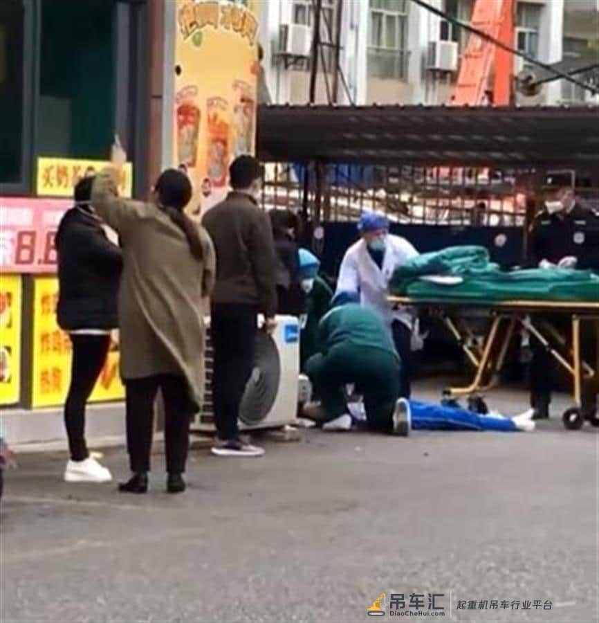 广西钦州一工地吊车突然歪倒，两人受伤