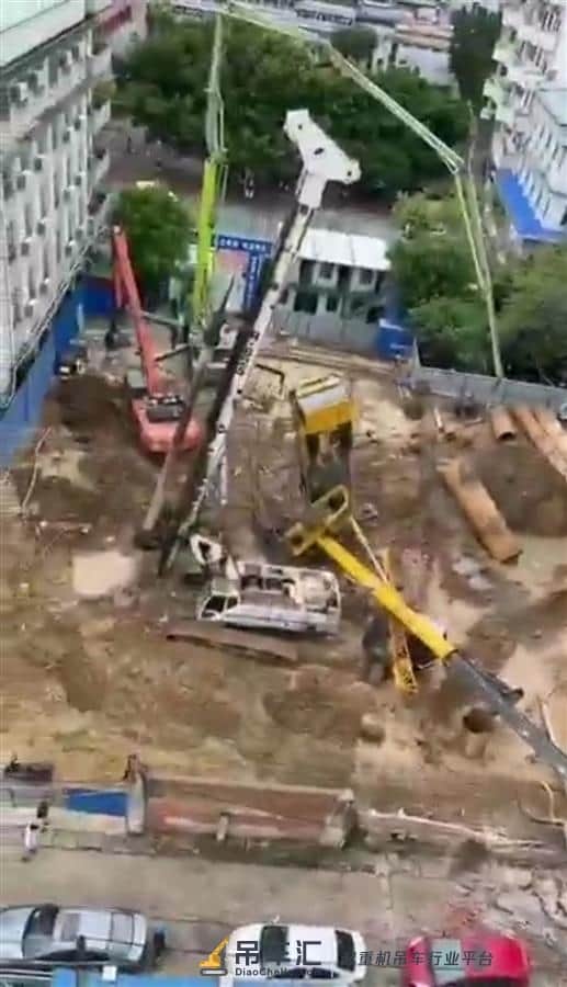 广西钦州一工地吊车突然歪倒,两人受伤