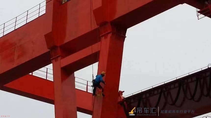 龙门吊除锈刷漆,起重机防腐写字