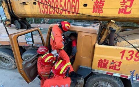 肇庆：货车和吊车相撞，消防驰援助受困司机脱险