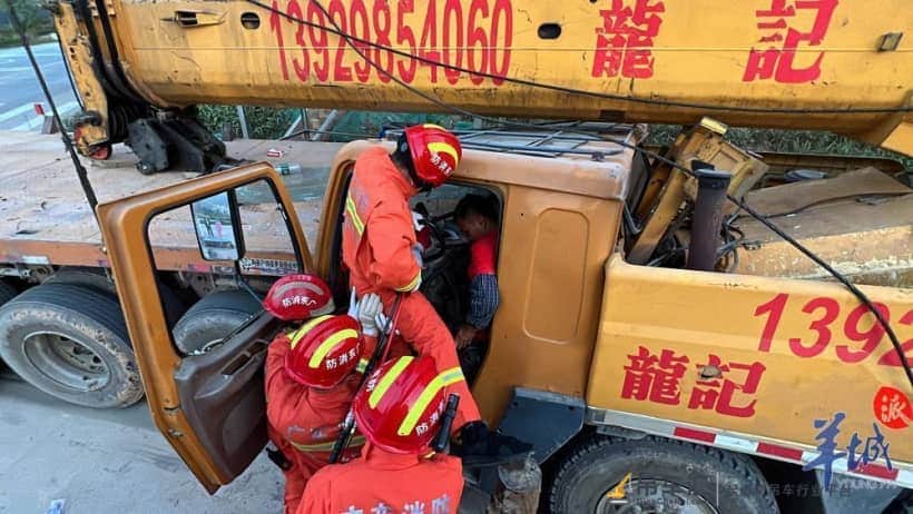 肇庆：货车和吊车相撞，消防驰援助受困司机脱险