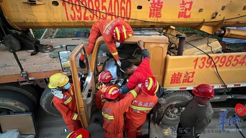肇庆:货车和吊车相撞,消防驰援助受困司机脱险