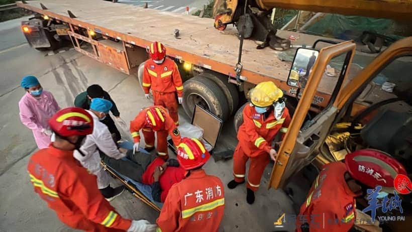 肇庆:货车和吊车相撞,消防驰援助受困司机脱险