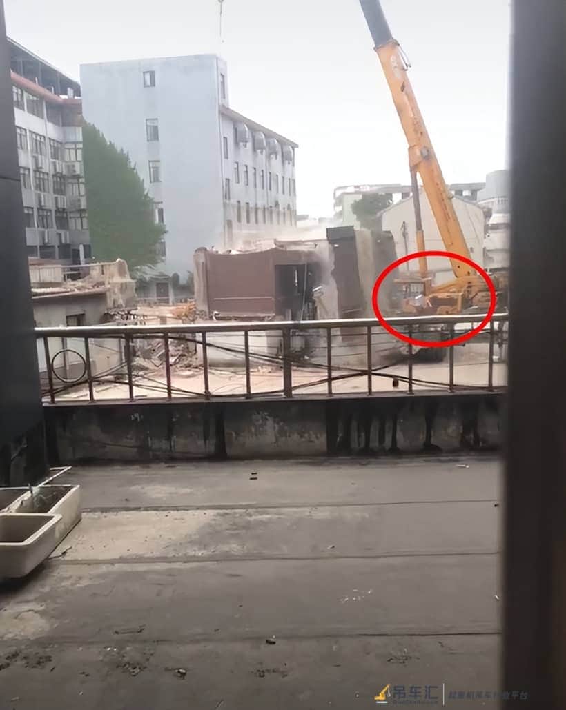 80吨吊车拆楼,钢丝绳崩断?吊司跳车死里逃生