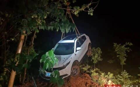 城事 | 风雨交加的深夜！小轿车深陷泥坑，江夏民警请来吊车助其脱困