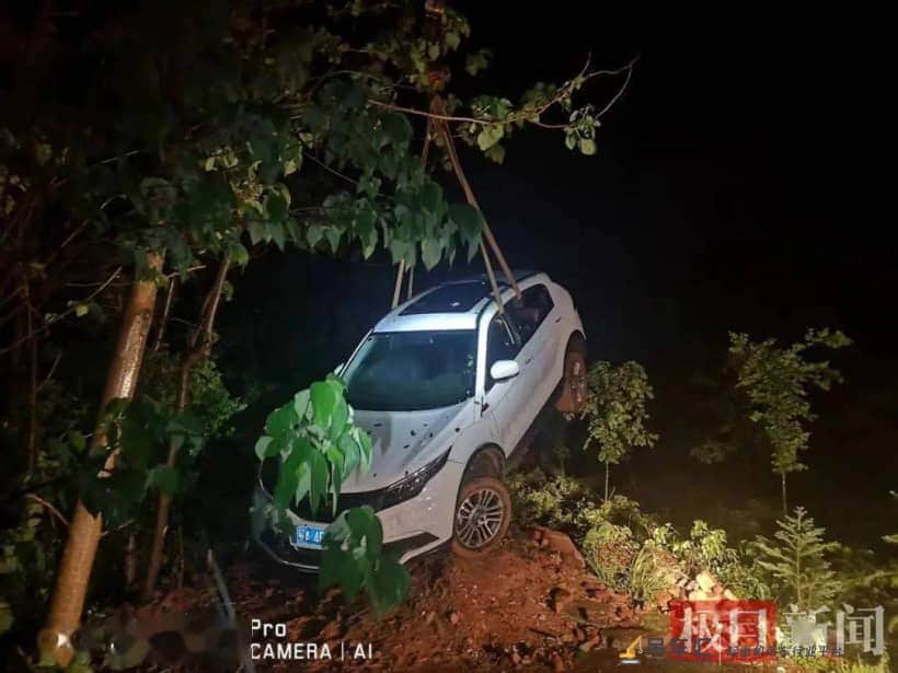 城事 | 风雨交加的深夜!小轿车深陷泥坑,江夏民警请来吊车助其脱困