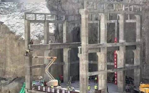 黄藏寺水利枢纽工程安装间吊车梁顺利吊装完成