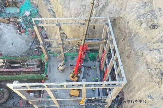 黄藏寺水利枢纽工程安装间吊车梁顺利吊装完成