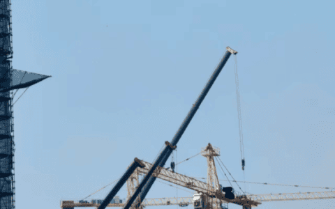 突发|4月8日江苏泰州一在建工地塔吊发生事故…