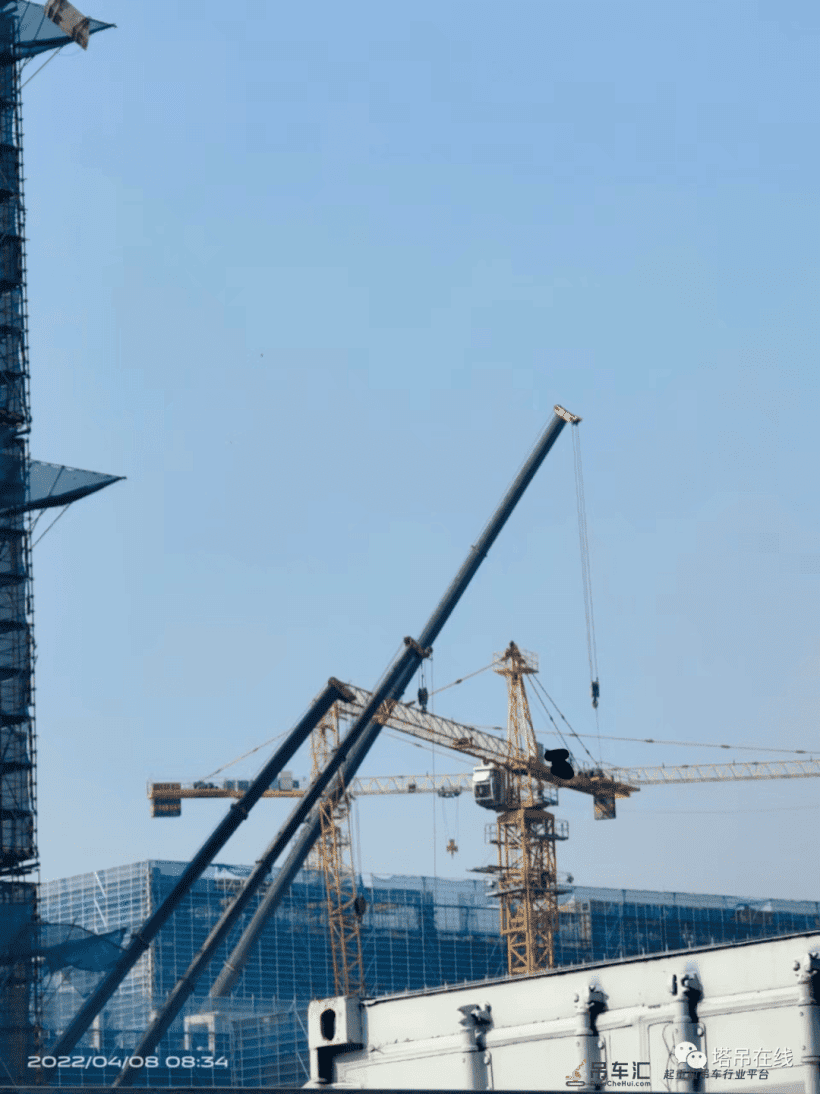 突发|4月8日江苏泰州一在建工地塔吊发生事故…