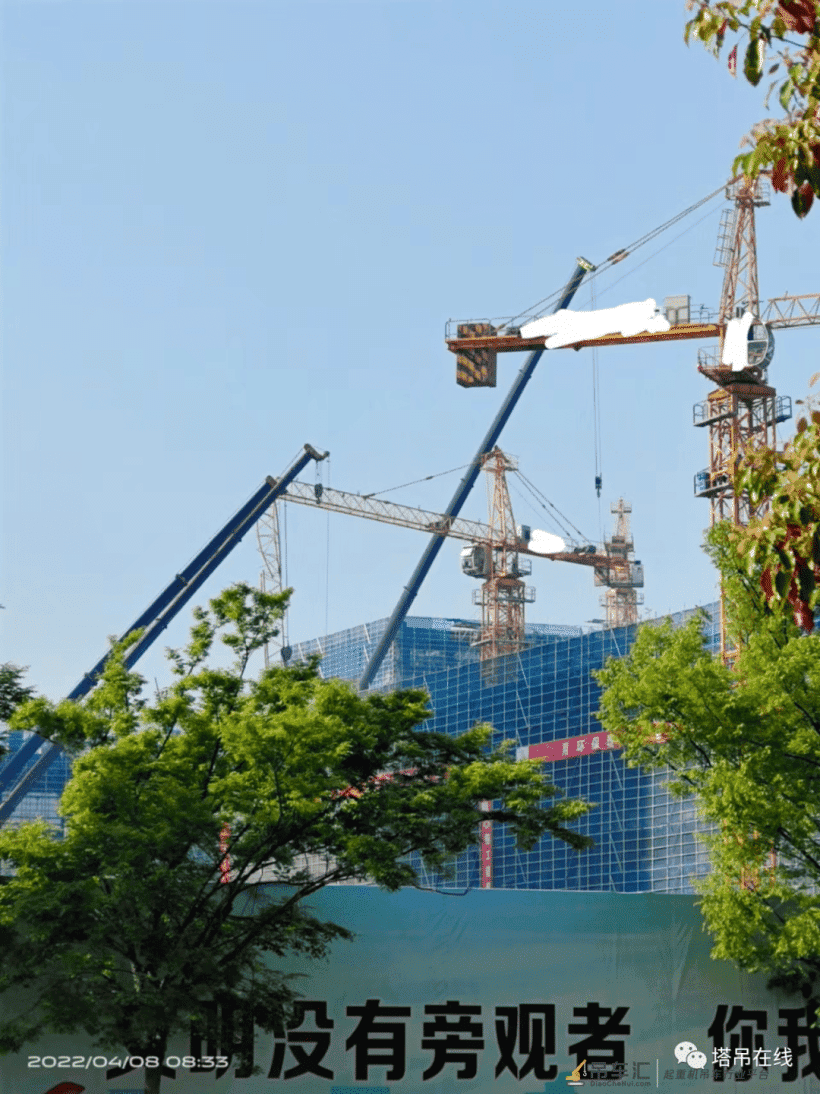 突发|4月8日江苏泰州一在建工地塔吊发生事故...