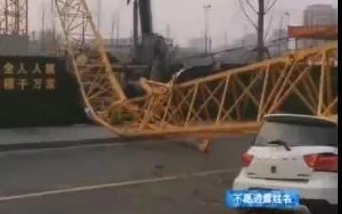 突发！一工地塔吊高处坠落，汽车被拦腰砸中，下面附塔吊安全讲解