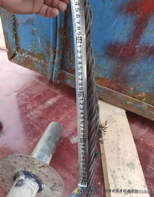 突发!一工地塔吊高处坠落,汽车被拦腰砸中,下面附塔吊安全讲解