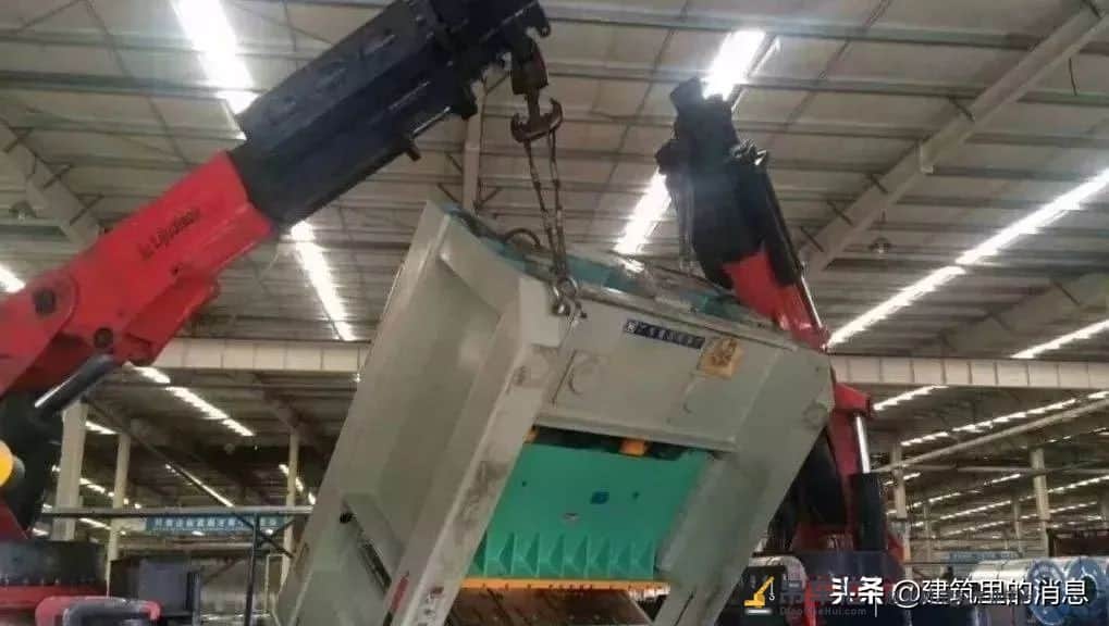突发!一工地塔吊高处坠落,汽车被拦腰砸中,下面附塔吊安全讲解
