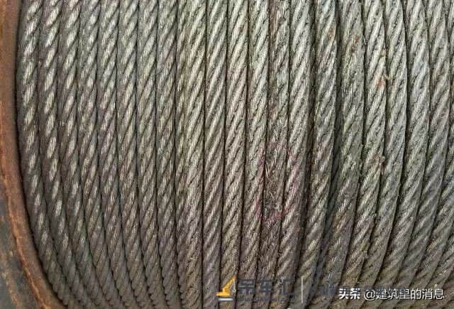 突发!一工地塔吊高处坠落,汽车被拦腰砸中,下面附塔吊安全讲解