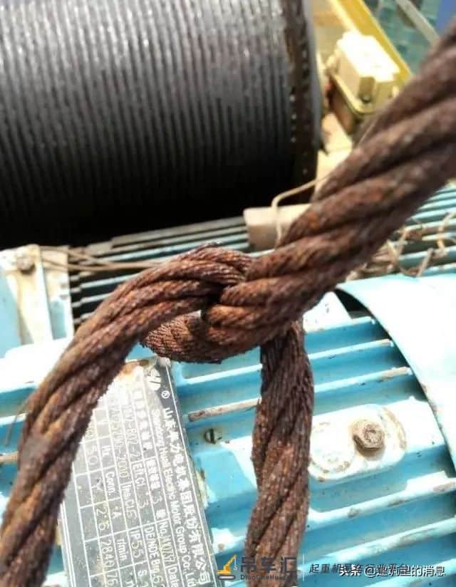 突发!一工地塔吊高处坠落,汽车被拦腰砸中,下面附塔吊安全讲解