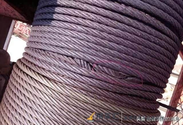 突发!一工地塔吊高处坠落,汽车被拦腰砸中,下面附塔吊安全讲解