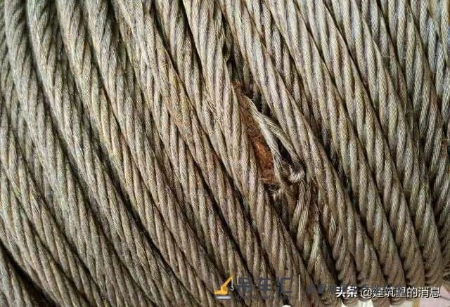 突发!一工地塔吊高处坠落,汽车被拦腰砸中,下面附塔吊安全讲解