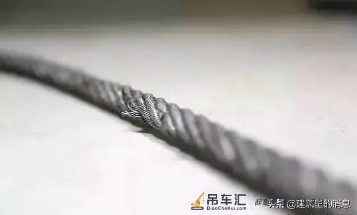 突发!一工地塔吊高处坠落,汽车被拦腰砸中,下面附塔吊安全讲解