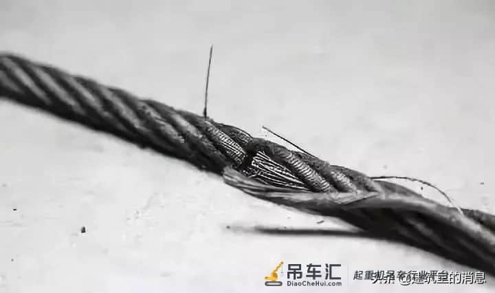 突发!一工地塔吊高处坠落,汽车被拦腰砸中,下面附塔吊安全讲解