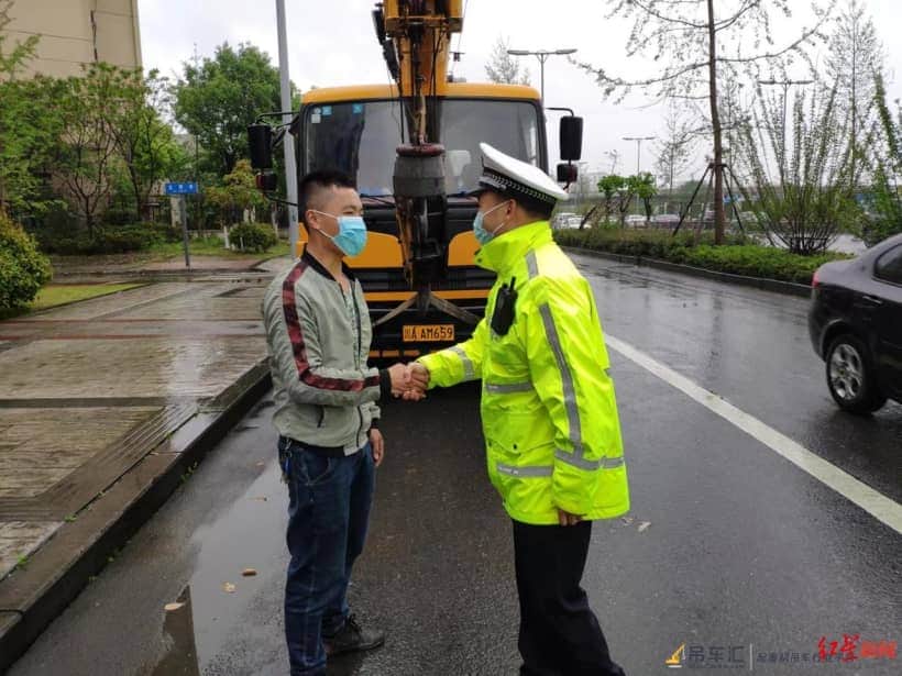 大风刮倒树木“拦路”热心吊车司机助交警排堵