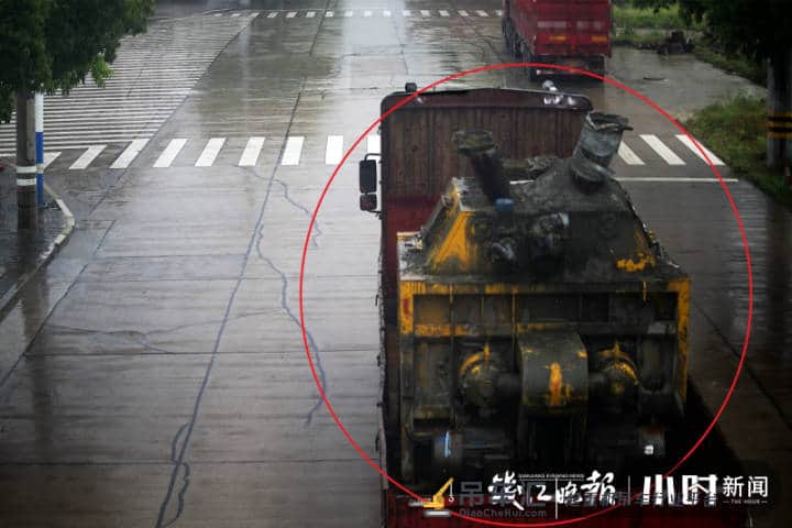 这个贼胆子有点大!光天化日之下,动用吊车货车盗窃建筑材料